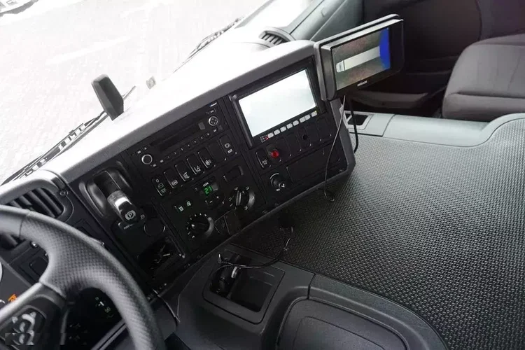 Scania P 370 / EURO 6 / CHŁODNIA + WINDA / 23 PALETY / OŚ SKRĘTNA zdjęcie 9