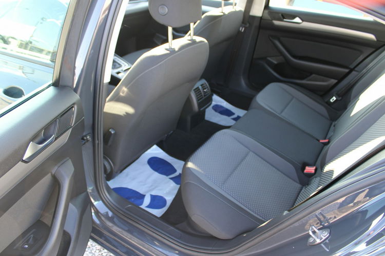Volkswagen Passat ESSENCE LED F-vat Salon Polska Gwarancja zdjęcie 9