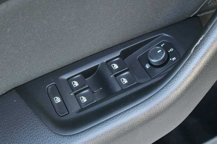 Volkswagen Passat ESSENCE LED F-vat Salon Polska Gwarancja zdjęcie 12