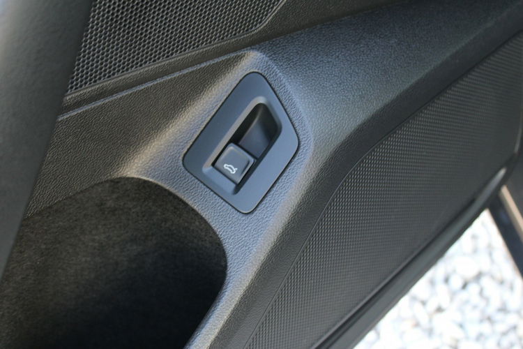 Volkswagen Passat ESSENCE LED F-vat Salon Polska Gwarancja zdjęcie 13