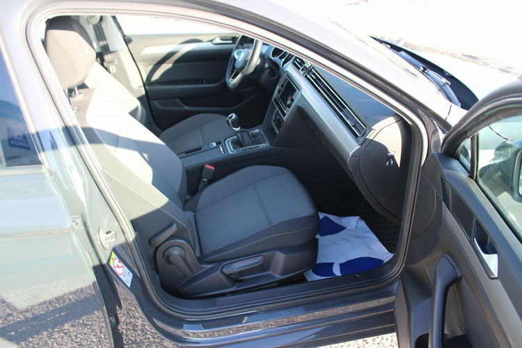 Volkswagen Passat ESSENCE LED F-vat Salon Polska Gwarancja zdjęcie 23