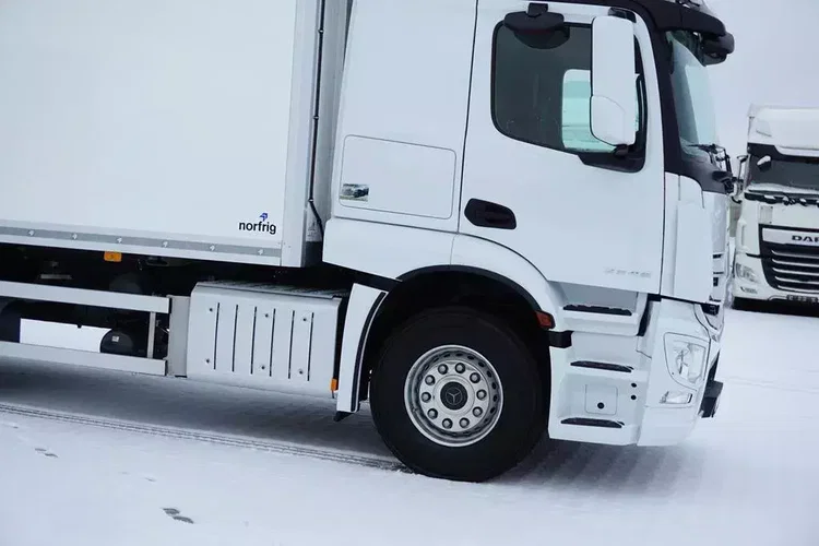 Mercedes ACTROS / 2546 / EURO 6 / CHŁODNIA + WINDA / 23 PALETY / OŚ SKRĘTNA zdjęcie 18