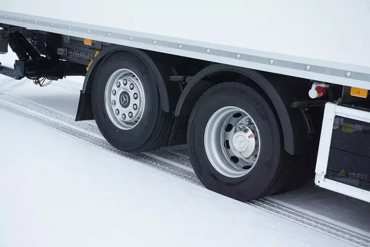 Mercedes ACTROS / 2546 / EURO 6 / CHŁODNIA + WINDA / 23 PALETY / OŚ SKRĘTNA zdjęcie 19