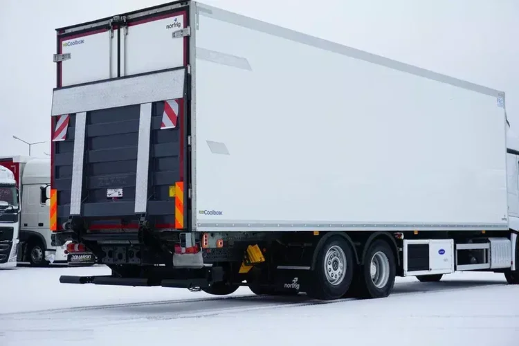 Mercedes ACTROS / 2546 / EURO 6 / CHŁODNIA + WINDA / 23 PALETY / OŚ SKRĘTNA zdjęcie 32