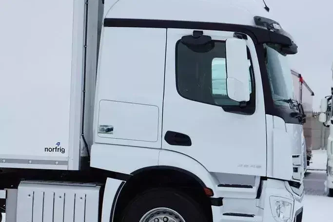 Mercedes ACTROS / 2546 / EURO 6 / CHŁODNIA + WINDA / 23 PALETY / OŚ SKRĘTNA zdjęcie 36