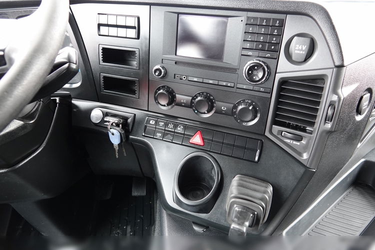 Mercedes AROCS 3243 / 8x4 / WYWROTKA 20m3 / TYLNOZSYP / EURO 6 / OPONY 100 % / ŁADOWNOŚĆ: 19, 500 KG / HYDROKLAPA  zdjęcie 36