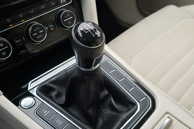 Volkswagen Passat 2.0 TDi 150KM Highline / Salon PL / Bezwypadkowy zdjęcie 8