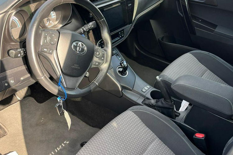 Toyota Auris Hybryda niski przebieg oryginalny lakier zdjęcie 4