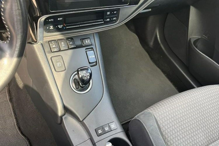 Toyota Auris Hybryda niski przebieg oryginalny lakier zdjęcie 7