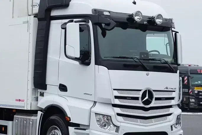 Mercedes ACTROS / 2553 / EURO 6 / CHŁODNIA + WINDA / 23 PALETY / OŚ SKRĘTNA zdjęcie 20