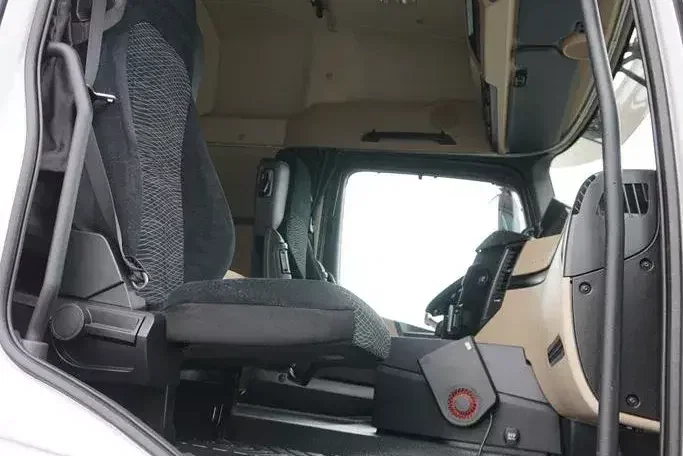 Mercedes ACTROS / 2553 / EURO 6 / CHŁODNIA + WINDA / 23 PALETY / OŚ SKRĘTNA zdjęcie 8