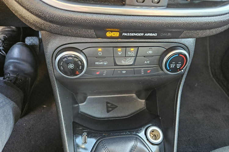 Ford Fiesta Podgrzewane fotele / Klimatyzacja / START / STOP / Po rozrządzie zdjęcie 10