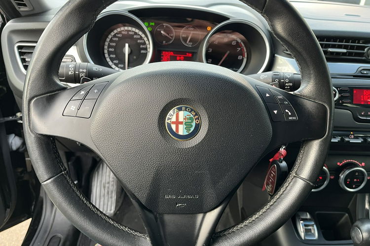 Alfa Romeo Giulietta 1.4 Automat Skóry Climatronic Ledy Grzane FOtele ALu Stan IDealny zdjęcie 16