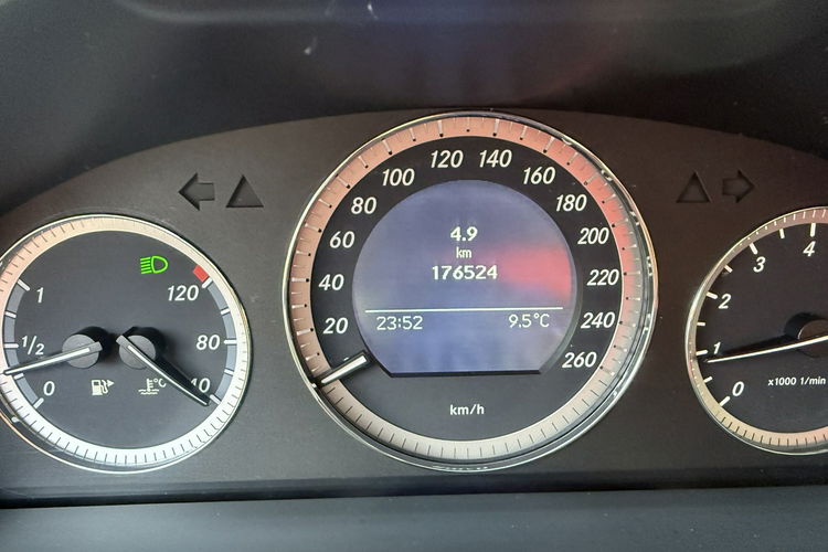 Mercedes C 180 NOWY ROZRZĄD Bardzo zadbana - 100% oryginalny przebieg zdjęcie 12