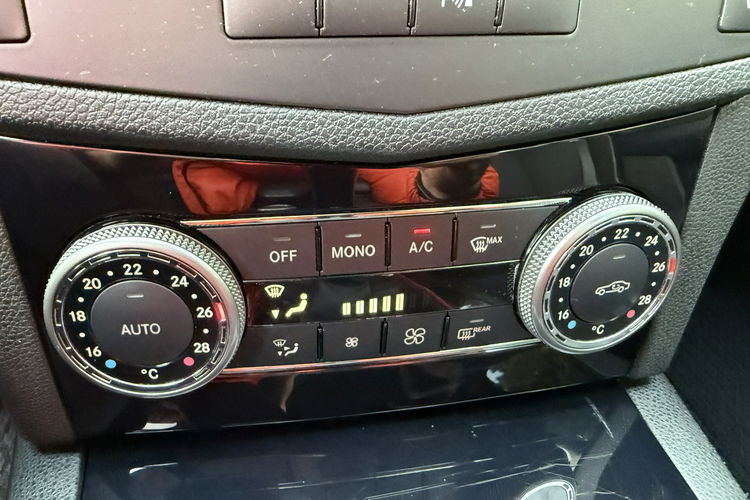 Mercedes C 180 NOWY ROZRZĄD Bardzo zadbana - 100% oryginalny przebieg zdjęcie 15