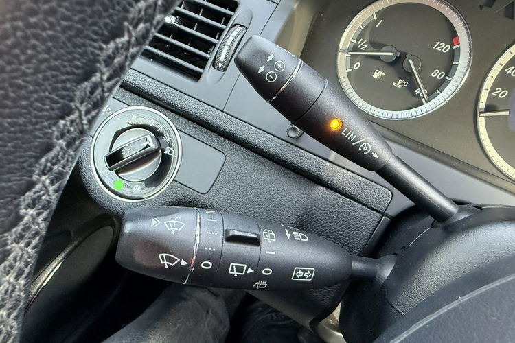 Mercedes C 180 NOWY ROZRZĄD Bardzo zadbana - 100% oryginalny przebieg zdjęcie 21