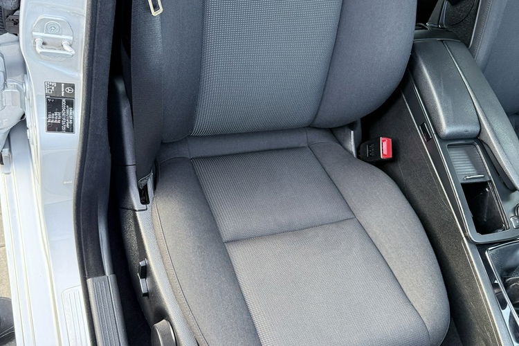 Mercedes C 180 NOWY ROZRZĄD Bardzo zadbana - 100% oryginalny przebieg zdjęcie 32