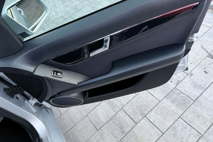 Mercedes C 180 NOWY ROZRZĄD Bardzo zadbana - 100% oryginalny przebieg zdjęcie 33