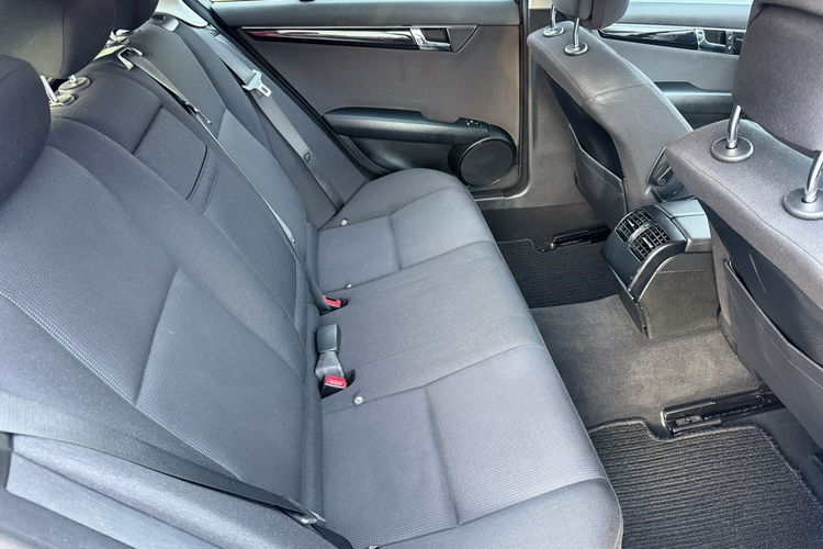 Mercedes C 180 NOWY ROZRZĄD Bardzo zadbana - 100% oryginalny przebieg zdjęcie 34