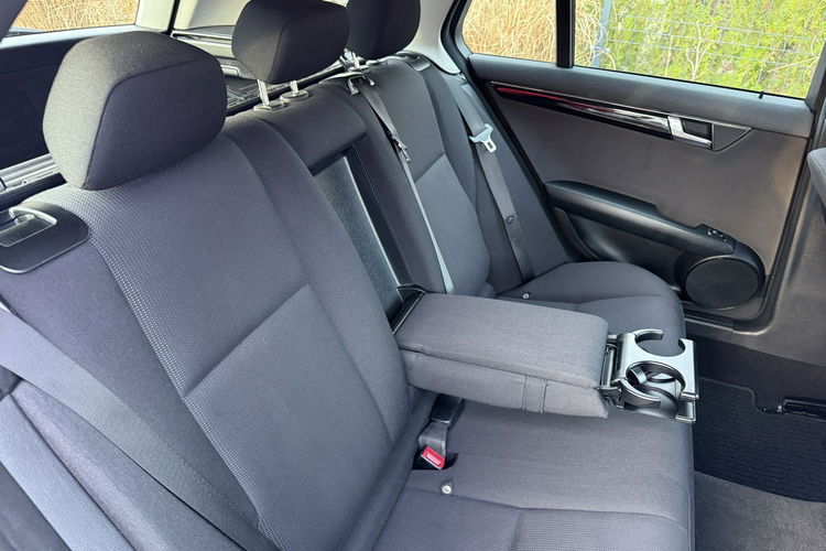 Mercedes C 180 NOWY ROZRZĄD Bardzo zadbana - 100% oryginalny przebieg zdjęcie 35