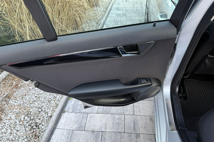 Mercedes C 180 NOWY ROZRZĄD Bardzo zadbana - 100% oryginalny przebieg zdjęcie 37