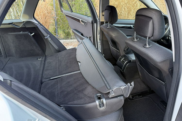 Mercedes C 180 NOWY ROZRZĄD Bardzo zadbana - 100% oryginalny przebieg zdjęcie 38