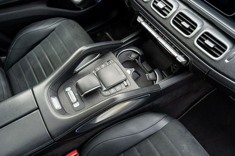 Mercedes GLE 300 7 osobowy / 300D 4MATIC / Faktura / Gwarancja / 2 komplety kół zdjęcie 52