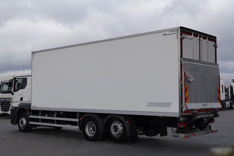 MAN TGS 26.360 / 6x2 / CHŁODNIA -8.2 M / AGREGAT CARRIER SUPRA 850 / WINDA ZAŁADOWCZA / BOCZNE DRZWI / 2022 ROK / PO KONTRAKCIE SERWISOWYM  zdjęcie 9