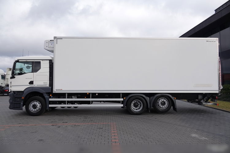 MAN TGS 26.360 / 6x2 / CHŁODNIA -8.2 M / AGREGAT CARRIER SUPRA 850 / WINDA ZAŁADOWCZA / BOCZNE DRZWI / 2022 ROK / PO KONTRAKCIE SERWISOWYM  zdjęcie 14