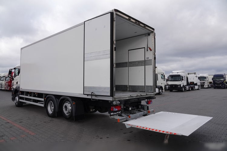 MAN TGS 26.360 / 6x2 / CHŁODNIA -8.2 M / AGREGAT CARRIER SUPRA 850 / WINDA ZAŁADOWCZA / BOCZNE DRZWI / 2022 ROK / PO KONTRAKCIE SERWISOWYM  zdjęcie 22