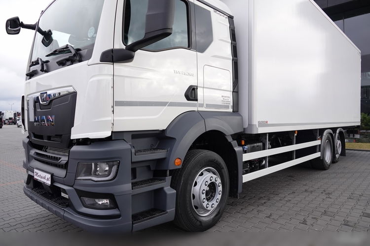 MAN TGS 26.360 / 6x2 / CHŁODNIA -8.2 M / AGREGAT CARRIER SUPRA 850 / WINDA ZAŁADOWCZA / BOCZNE DRZWI / 2022 ROK / PO KONTRAKCIE SERWISOWYM  zdjęcie 4