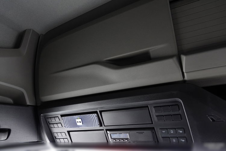 MAN TGX 18.470 / RETARDER / CAŁY NA PODUSZKACH / NOWY MODEL / GM / OPONY 100% / PO KONTRAKCIE SERWISOWYM zdjęcie 31