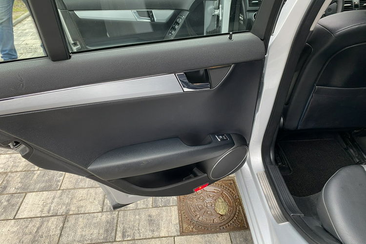 Mercedes C 200 Bardzo zadbana - 100% oryginalny przebieg.NOWY ROZRZĄD zdjęcie 11