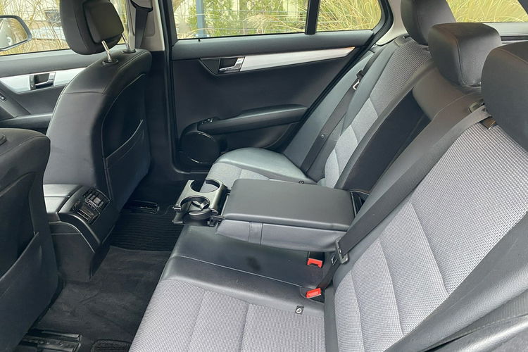 Mercedes C 200 Bardzo zadbana - 100% oryginalny przebieg.NOWY ROZRZĄD zdjęcie 12