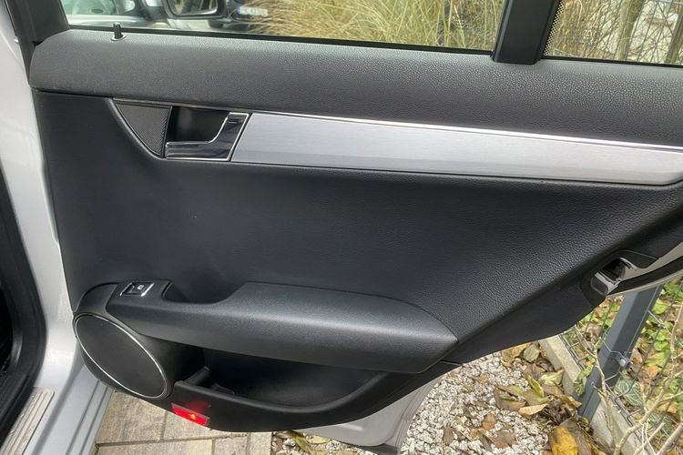 Mercedes C 200 Bardzo zadbana - 100% oryginalny przebieg.NOWY ROZRZĄD zdjęcie 16