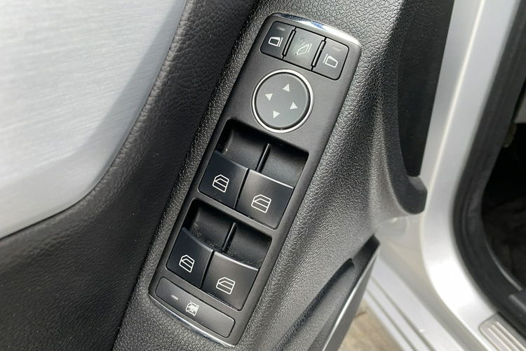 Mercedes C 200 Bardzo zadbana - 100% oryginalny przebieg.NOWY ROZRZĄD zdjęcie 28