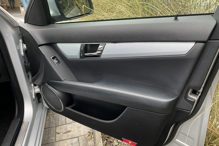 Mercedes C 200 Bardzo zadbana - 100% oryginalny przebieg.NOWY ROZRZĄD zdjęcie 32