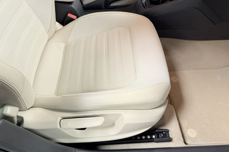 Volkswagen Jetta 1.4 TSI 150KM DSG Navi BiXenon HIGHLINE Klimatronic Kamera Łopatki zdjęcie 14