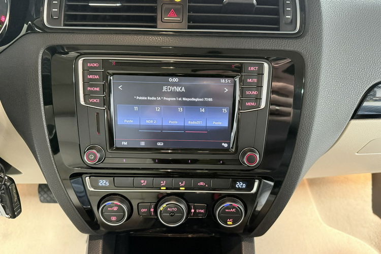 Volkswagen Jetta 1.4 TSI 150KM DSG Navi BiXenon HIGHLINE Klimatronic Kamera Łopatki zdjęcie 15