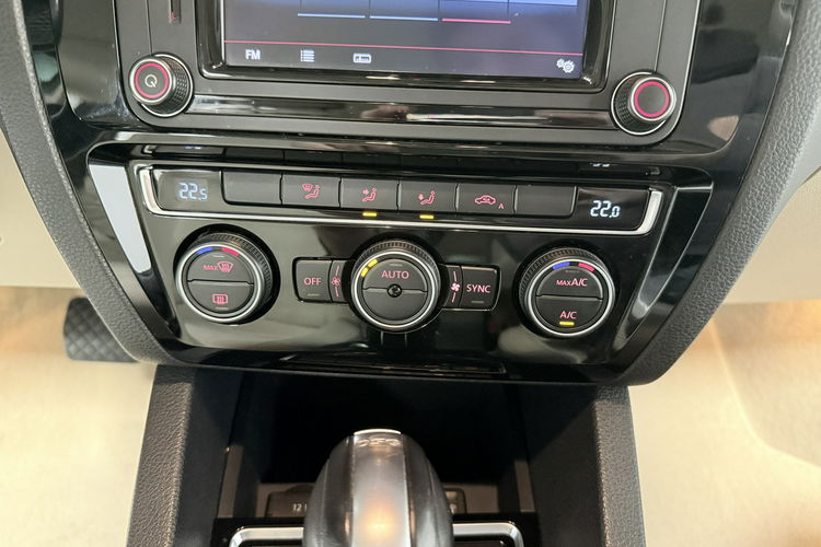 Volkswagen Jetta 1.4 TSI 150KM DSG Navi BiXenon HIGHLINE Klimatronic Kamera Łopatki zdjęcie 16