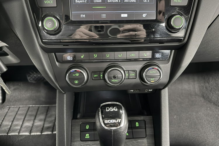 Skoda Octavia SCOUT 2.0 TDI 184KM DSG 4x4 AppleCar Bi-Xenon Duża Navi Tempomat Black zdjęcie 21