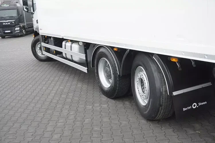 Mercedes / ANTOS / 2535 / EURO 6 / CHŁODNIA + WINDA / 23 PALETY / OŚ SKRĘTNA zdjęcie 18