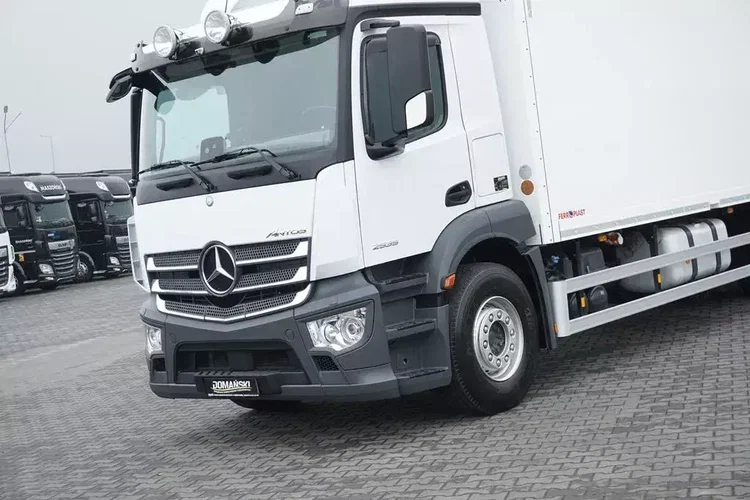 Mercedes / ANTOS / 2535 / EURO 6 / CHŁODNIA + WINDA / 23 PALETY / OŚ SKRĘTNA zdjęcie 40