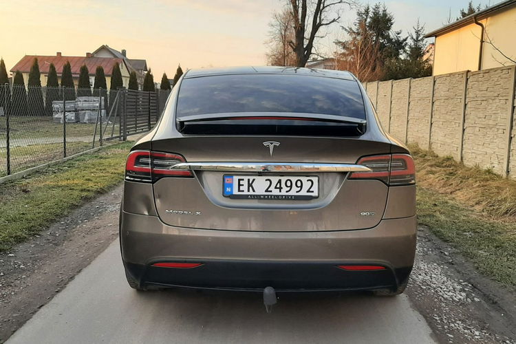 Model X Tesla x darmowe ładowanie zdjęcie 10