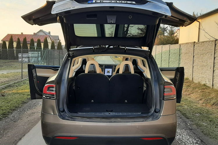 Model X Tesla x darmowe ładowanie zdjęcie 14