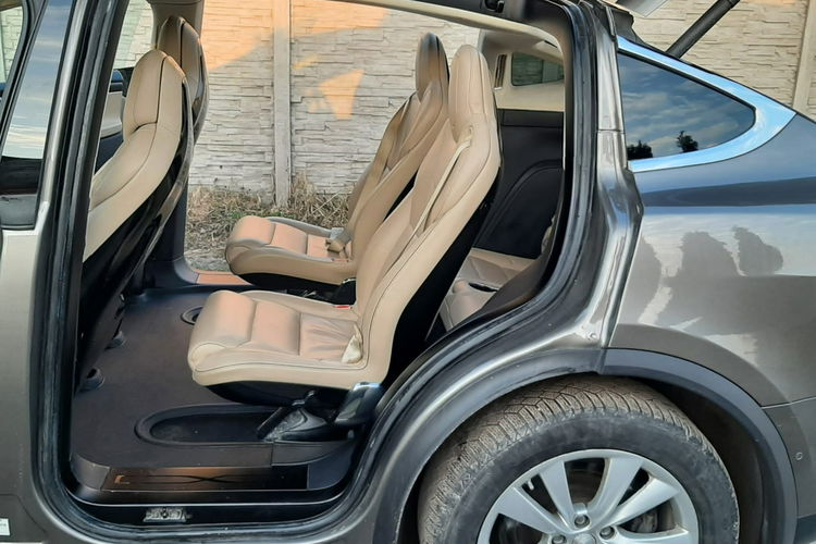 Model X Tesla x darmowe ładowanie zdjęcie 16