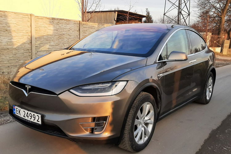 Model X Tesla x darmowe ładowanie zdjęcie 17