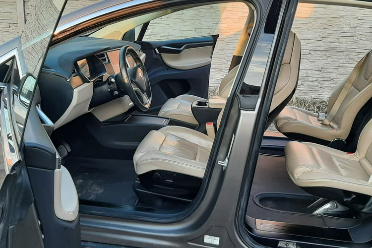 Model X Tesla x darmowe ładowanie zdjęcie 18