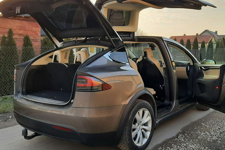 Model X Tesla x darmowe ładowanie zdjęcie 2