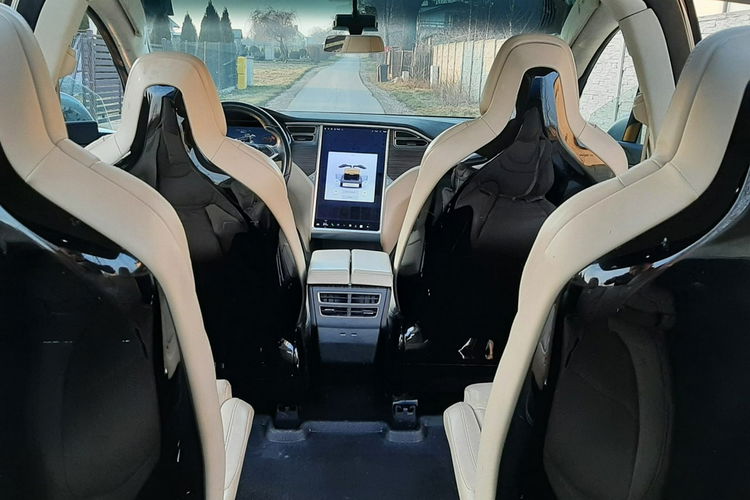 Model X Tesla x darmowe ładowanie zdjęcie 4